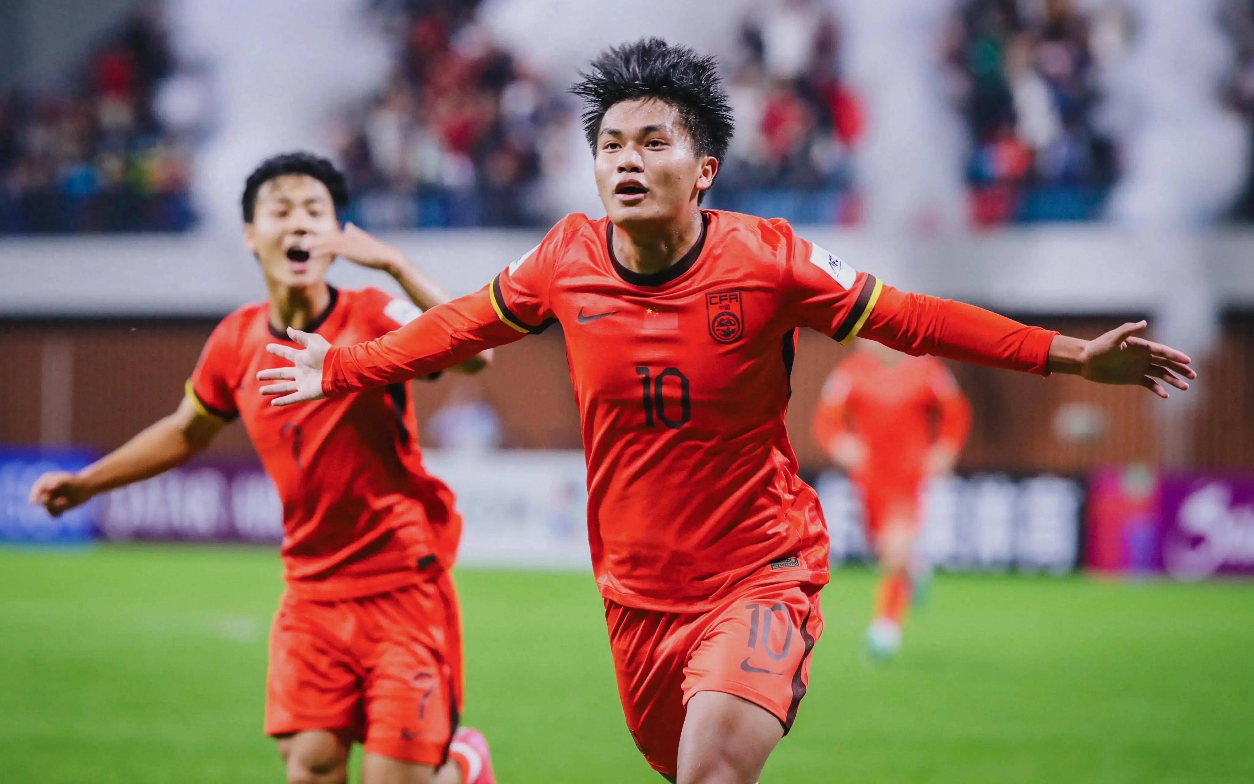 每体：阿根廷队在西班牙集训，球迷热情高涨只为一睹梅西风采