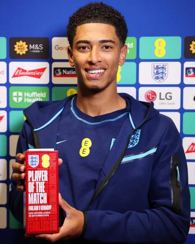 梅西跟前锋比进球、跟中场比助攻！还跟俱乐部比冠军！而且都赢！