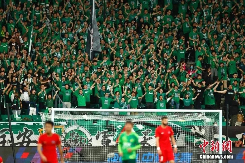 被拍到手上有“美甲”，汪士钦社媒收到网友大量攻击性评论